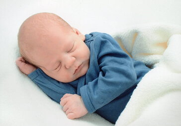 Should Newborns Wear Hats to Sleep?